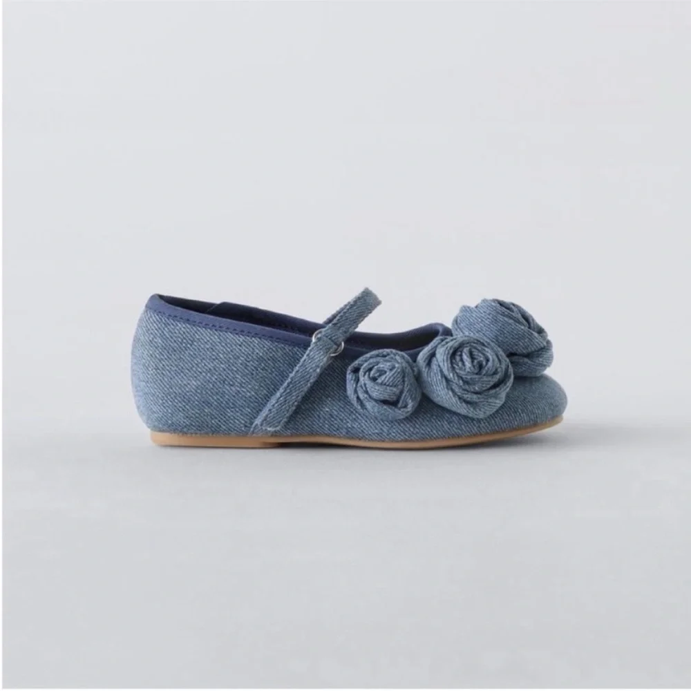 Zara kids,blue, floral denim Mary janes flats, size 7 (5.6 inches)
